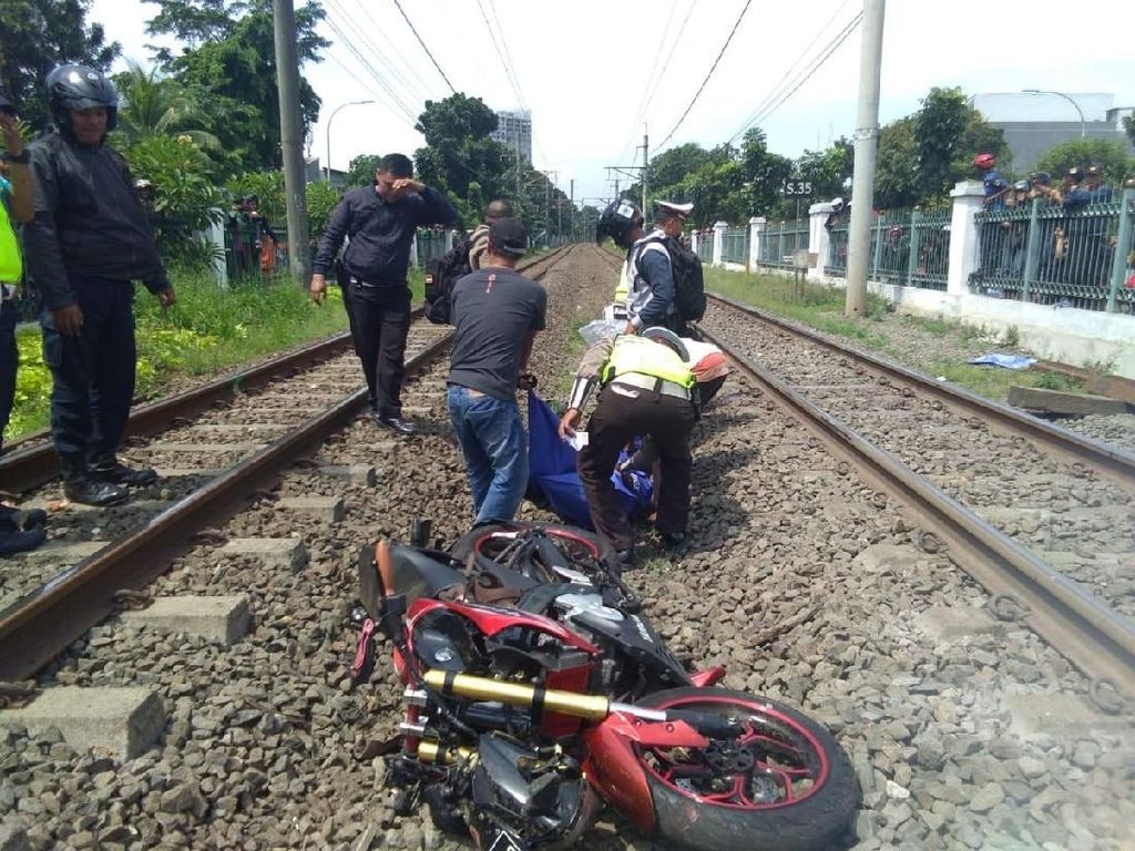 2 Anggota TNI Tewas Tertabrak KRL di Perlintasan Poltangan Pasar Minggu 2 Anggota TNI Tewas Tertabrak KRL di Perlintasan Poltangan Pasar Minggu