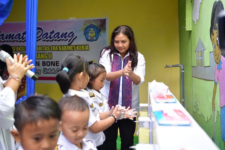 Jalan Kaki 13 Jam, Begini Susahnya Kirim Surat Bunyi Ke Ujung Gorontalo