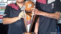 Wajah baru trofi Piala Presiden 2019 itu dipamerkan kepada awak media di kantor Arema FC di Jalan Mayjen Panjaitan, Kota Malang, Jawa Timur, Kamis (11/4/2019).