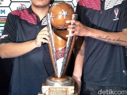 Wajah baru trofi Piala Presiden 2019 itu dipamerkan kepada awak media di kantor Arema FC di Jalan Mayjen Panjaitan, Kota Malang, Jawa Timur, Kamis (11/4/2019).