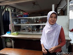 Melihat Warteg Mama Iyah yang Jadi Langganan Para Menteri