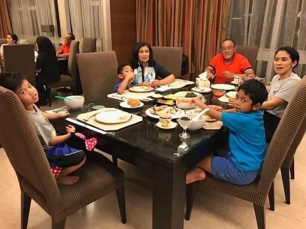 Sayang Keluarga! 5 Politisi Ini Sering Makan Bareng Keluarga Sayang Keluarga! 5 Politisi Ini Sering Makan Bareng Keluarga