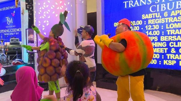 Host Brownis memakai kostum buah untuk menghibur pengujung