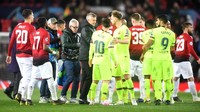 Usai pertandingan, manajer MU Ole Gunnar Solskjaer tampak berbicara dengan Messi. Selanjutnya leg kedua perempatfinal Liga Champions akan digelar di Camp Nou, 17 April 2019. (Foto: Michael Regan/Getty Images)