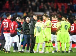 Usai pertandingan, manajer MU Ole Gunnar Solskjaer tampak berbicara dengan Messi. Selanjutnya leg kedua perempatfinal Liga Champions akan digelar di Camp Nou, 17 April 2019. (Foto: Michael Regan/Getty Images)