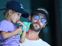 Agar Bisa Naik Roller Coaster, Chris Hemsworth Ganjal Sepatu Anaknya Pakai Cokelat