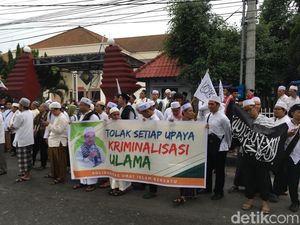 Sidang Putusan Kapolres Mojokerto vs Eks Pentolan HTI Diwarnai Demo