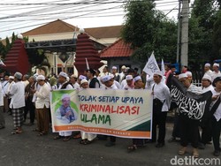 Sidang Putusan Kapolres Mojokerto vs Eks Pentolan HTI Diwarnai Demo