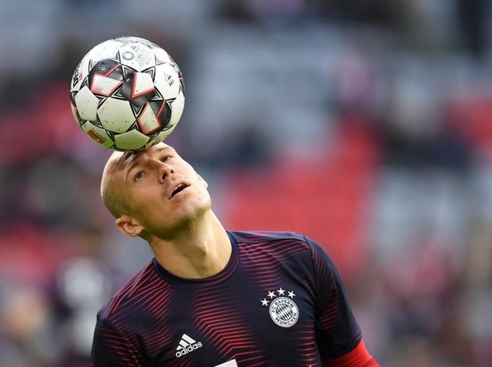 (FILES) In this file photo taken on November 3, 2018, Bayern Munich's Dutch midfielder Arjen Robben balances a ball on his head during the warm up prior the German first division Bundesliga match between FC Bayern Munich and SC Freiburg in Munich, southern Germany. - Veteran Dutch winger Arjen Robben told Sky Sport News on April 11, 2019 that he fears that he has played his last game for Bayern Munich as he struggles to return from injury before he leaves the club this summer. (Photo by Christof STACHE / AFP) / RESTRICTIONS: DFL REGULATIONS PROHIBIT ANY USE OF PHOTOGRAPHS AS IMAGE SEQUENCES AND/OR QUASI-VIDEO