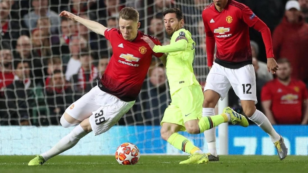 Scott McTominay berduel dengan Lionel Messi dalam laga Manchester United vs Barcelona ((Action Images via Reuters/Lee Smith))