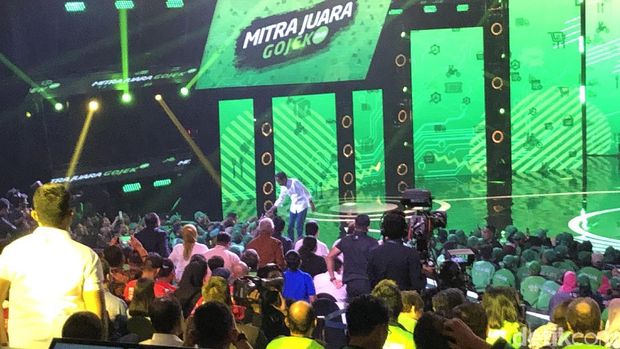 Jokowi Beri Sepeda ke Driver GoFood yang Antar Sate Pesanannya