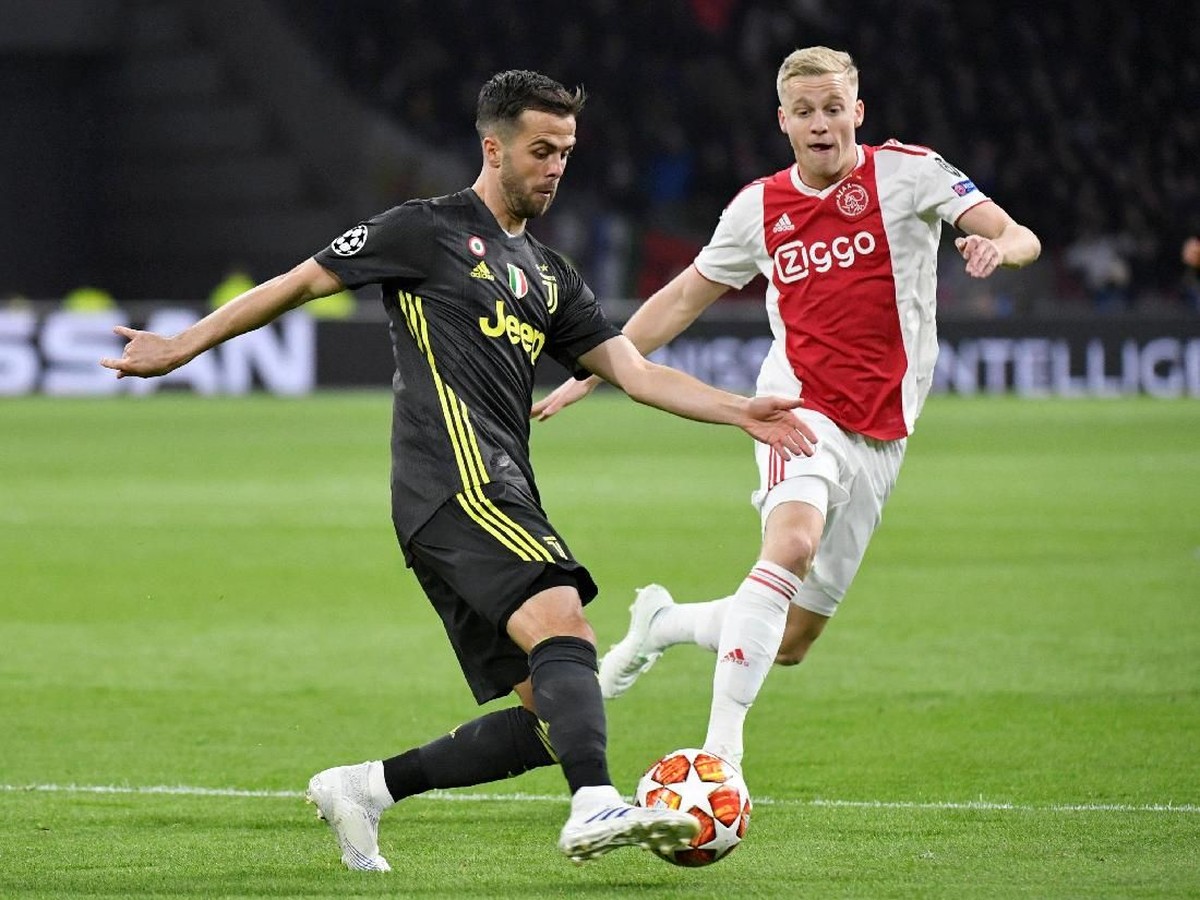 Pemain Juventus Miralem Pjanic saat melawan Ajax Amsterdam. (Foto: Piroschka Van De Wouw/Reuters)