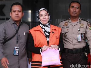 Asty Winasti Kembali Diperiksa KPK Terkait Amplop Serangan Fajar Asty Winasti Kembali Diperiksa KPK Terkait Amplop Serangan Fajar