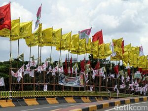 Bendera Partai Tumbuh Subur di Flyover Senayan
