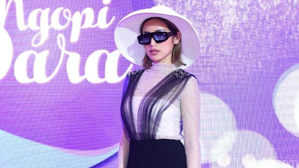 Gaya Jessica Iskandar dengan Topi Putih dan Kacamata Hitam