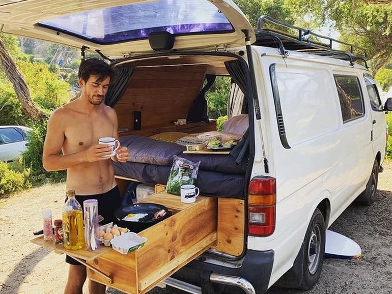 Saat pintu bagasi dibuka, terdapat dapur yang benar-benar bisa digunakan untuk memasak dan membuat sarapan. Foto: Dok. Boredpanda/Vanclan