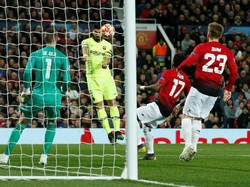 Gol bunuh diri Luke Shaw memenangkan tim tamu pada leg pertama perempatfinal Liga Champions. REUTERS/Andrew Yates.