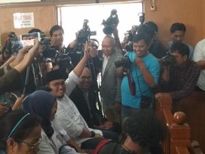 Jadi Saksi di Sidang Ratna Sarumpaet, Dahnil Anzar Pose Dua Jari Jadi Saksi di Sidang Ratna Sarumpaet, Dahnil Anzar Pose Dua Jari