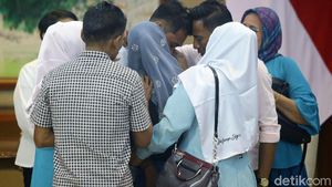 Isak Tangis Iringi Penyerahan Korban Penyanderaan Abu Sayyaf ke Keluarga