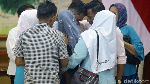 Isak Tangis Iringi Penyerahan Korban Penyanderaan Abu Sayyaf ke Keluarga