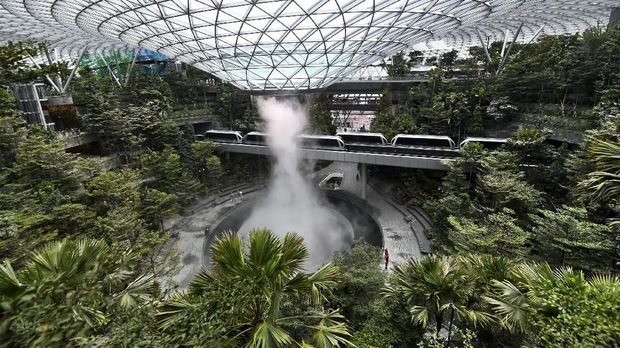 Newly built Changi Jewel complex at the Changi international airport is pictured during a media preview in Singapore on April 11, 2019. (Photo by Roslan RAHMAN / AFP)