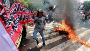 Aksi Bakar Ban Warnai Peringatan 2 Tahun Novel Baswedan