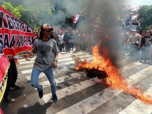 Aksi Bakar Ban Warnai Peringatan 2 Tahun Novel Baswedan Aksi Bakar Ban Warnai Peringatan 2 Tahun Novel Baswedan