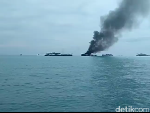 Kapal Isap Timah Terbakar di Perairan Sungailiat Bangka Kapal Isap Timah Terbakar di Perairan Sungailiat Bangka