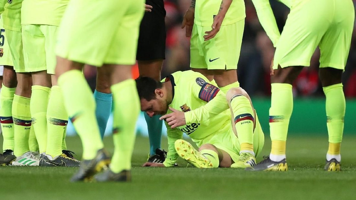 Wajah Lionel Messi mengalami luka dalam pertandingan Manchester United vs Barcelona. Striker asal Argentina itu sampai mengucurkan darah akibat terjangan Chris Smalling. (Foto: Lee Smith/Reuters)