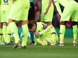 Darah mengucur deras dari hidung Messi. Pemain Barcelona lainnya langsung mengerubungi La Pulga yang mendapat terjangan keras dari kapten MU. (Foto: Lee Smith/Reuters)