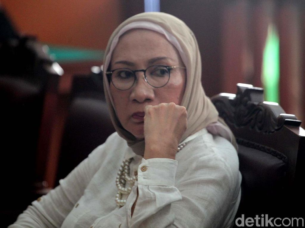 Tampak Santai, Ratna Sarumpaet Ngemil di Ruang Sidang Tampak Santai, Ratna Sarumpaet Ngemil di Ruang Sidang
