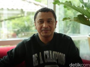 Galau Gagal Nyaleg, Giring Ganesha Sempat Nangis di Makam Mertua Galau Gagal Nyaleg, Giring Ganesha Sempat Nangis di Makam Mertua