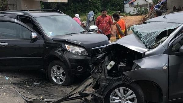 Foto: 4 Mobil Rusak Berat Usai Kecelakaan Beruntun di Tol Pondok Ranji