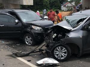 Foto: 4 Mobil Rusak Berat Usai Kecelakaan Beruntun di Tol Pondok Ranji