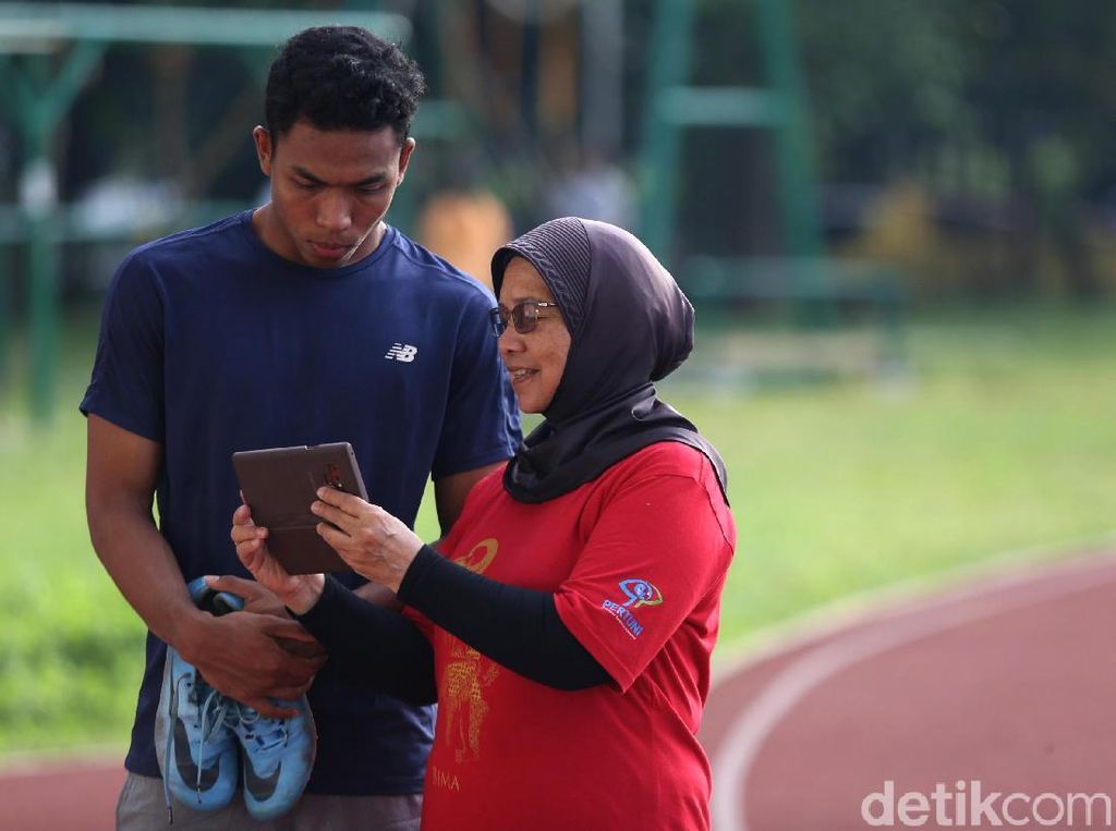 Tangis Bahagia Zohri dan Pelatih Usai Genggam Tiket Olimpiade 2020 Tokyo Tangis Bahagia Zohri dan Pelatih Usai Genggam Tiket Olimpiade 2020 Tokyo