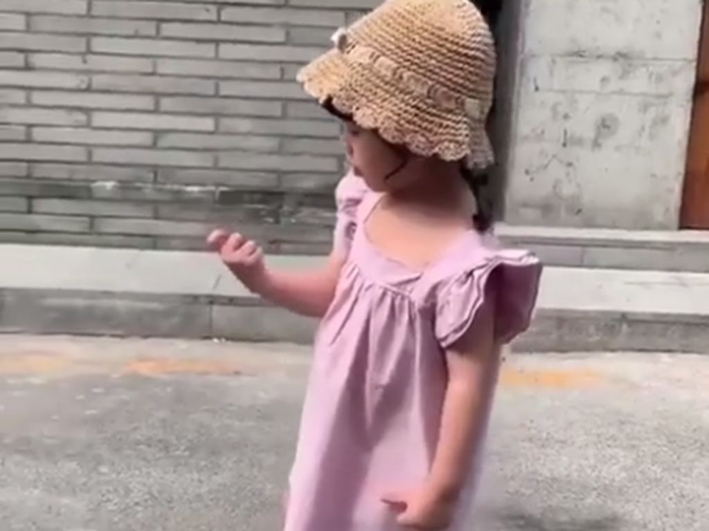 Viral, Video Model Cilik Ditendang Ibunya karena Mogok Pemotretan Viral, Video Model Cilik Ditendang Ibunya karena Mogok Pemotretan