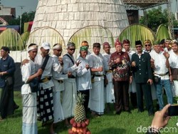 Ada Tumpeng Tempe 12 Meter dalam Tradisi Ruwat Desa di Sidoarjo