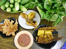 Nasi Dulang Rahmawati: Ada 12 Sambal dan Ayam Goreng Kampung Enak di Sini