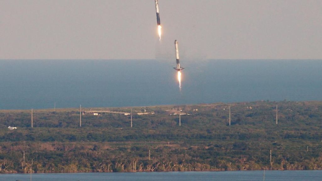 Keren! Penampakan 3 Roket Terkuat Dunia Mendarat Simultan Keren! Penampakan 3 Roket Terkuat Dunia Mendarat Simultan