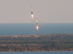 Keren! Penampakan 3 Roket Terkuat Dunia Mendarat Simultan