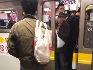 Kakek-kakek Iseng di Kereta Jepang, Jadi Terlambat Jalan Deh