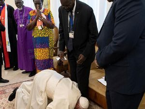 Cium Kaki Presiden Sudan Selatan, Paus Minta Jaga Perdamaian Cium Kaki Presiden Sudan Selatan, Paus Minta Jaga Perdamaian