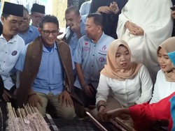 Sandi Prihatin Perajin Songket di Palembang Hanya Dapat Rp 200 Ribu/Lembar