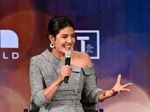 Foto: Gaya Priyanka Chopra Pamer Bahu di Konferensi Perempuan Dunia Foto: Gaya Priyanka Chopra Pamer Bahu di Konferensi Perempuan Dunia