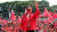Angel Karamoy Jadi Caleg, Intip Gayanya Saat Blusukan Pakai Topi Rp 4,8 Juta