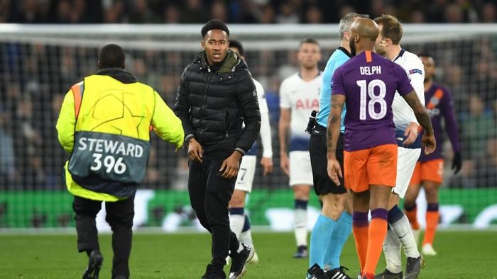 Seorang penyusup masuk ke lapangan di laga Tottenham Hotspur vs Manchester City. (Foto: Mike Hewitt/Getty Images) Seorang penyusup masuk ke lapangan di laga Tottenham Hotspur vs Manchester City. (Foto: Mike Hewitt/Getty Images)