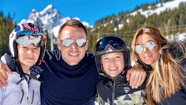 Foto: Jadi Bek Sudah Biasa, Ini Aksi John Terry Main Ski