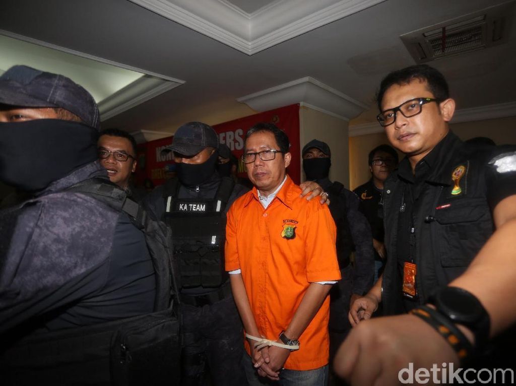 Video Joko Driyono Diborgol dan Diserahkan ke Kejaksaan Video Joko Driyono Diborgol dan Diserahkan ke Kejaksaan