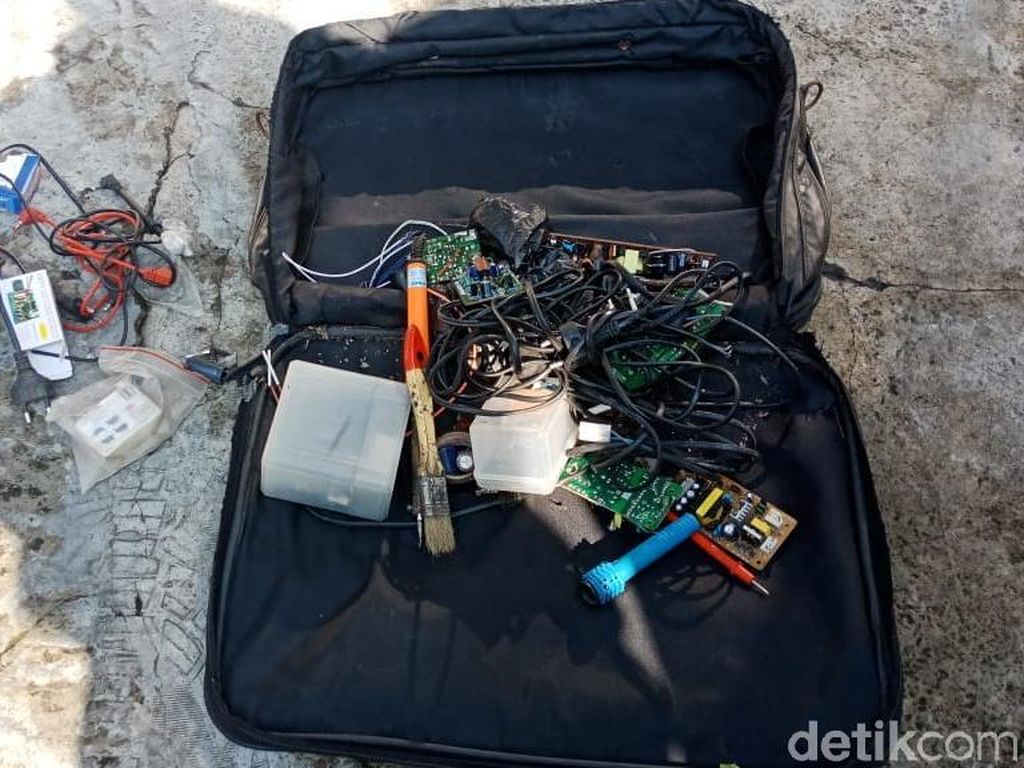 Video: Geger Tas Mencurigakan di Garut, Ternyata Isinya Alat Servis Video: Geger Tas Mencurigakan di Garut, Ternyata Isinya Alat Servis