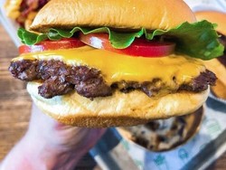 Pria Ini Antre Dari Subuh Demi Cicip Burger Shake Shack di Singapura
